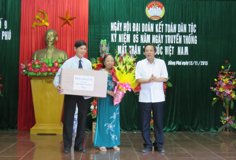 Đồng chí Hoàng Đăng Quang, Bí thư Tỉnh uỷ, Trưởng Đoàn đại biểu Quốc hội tỉnh tặng quà và và hoa chúc mừng cán bộ, nhân dân tổ dân phố 9, phường Đồng Phú.