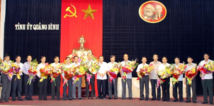Đồng chí Hoàng Đăng Quang, Bí thư Tỉnh ủy, Trưởng đoàn đại biểu Quốc hội tỉnh và đồng chí Trần Công Thuật, Phó Bí thư Tỉnh ủy tặng hoa các đại biểu tại buổi gặp mặt.