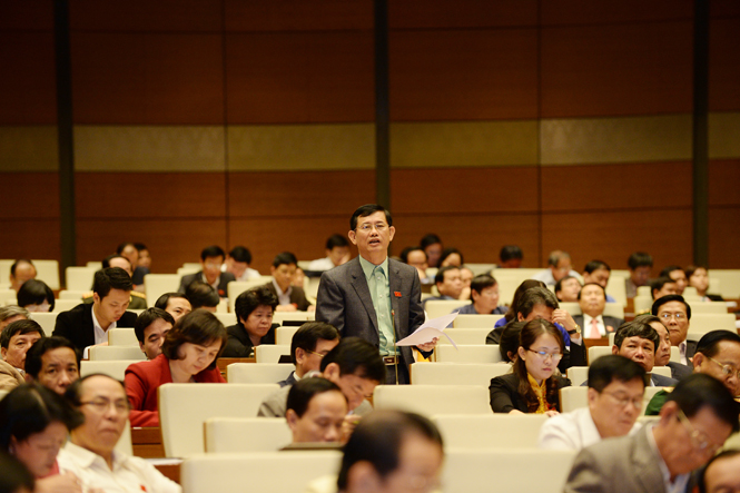 Đại biểu Nguyễn Ngọc Phương, Tỉnh ủy viên, Phó trưởng Đoàn ĐBQH tỉnh phát biểu trong phiên thảo luận tại hội trường về kinh tế - xã hội.