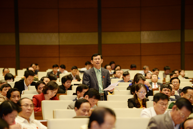 Đại biểu Nguyễn Ngọc Phương, Tỉnh ủy viên, Phó trưởng Đoàn ĐBQH tỉnh phát biểu trong phiên thảo luận tại hội trường về kinh tế - xã hội.
