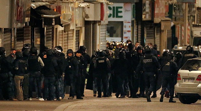 Hàng chục cảnh sát được huy động truy bắt nghi phạm khủng bố ở Paris (nguồn: RT)