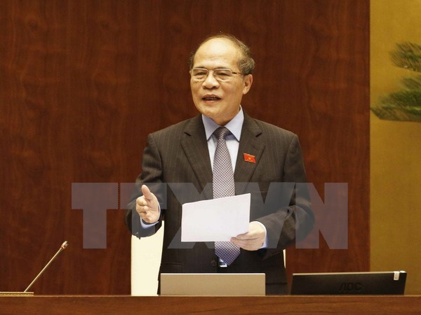 Chủ tịch Quốc hội Nguyễn Sinh Hùng trả lời chất vấn. (Ảnh: Đức Tám/TTXVN)