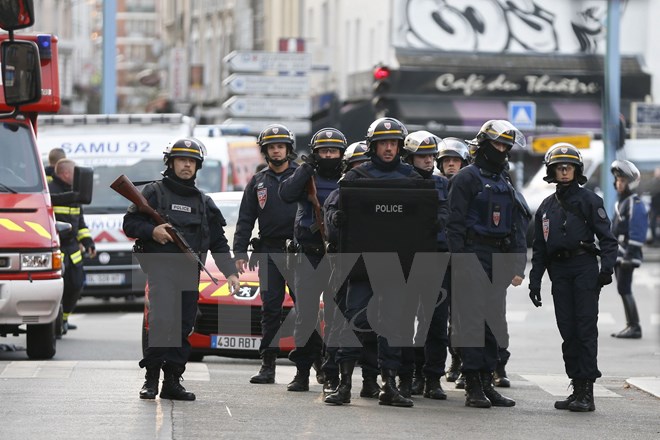 Lực lượng an ninh Pháp được triển khai tại hiện trường khu vực truy quét khủng bố ở Saint-Denis ngày 18/11. (Nguồn: AFP/TTXVN)