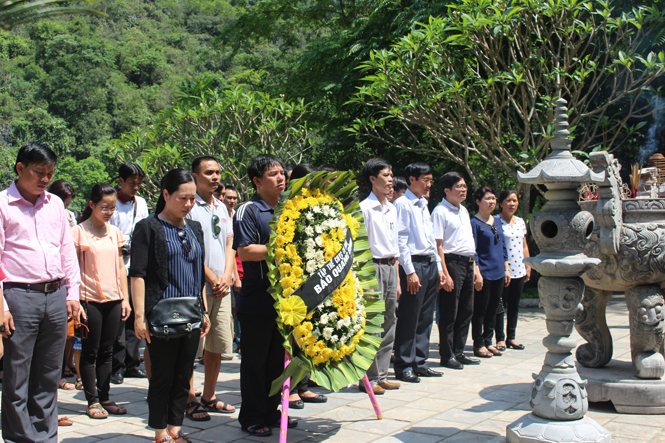 Cán bộ, nhân viên Báo Quảng Bình viếng Đền tưởng niệm các anh hùng liệt sỹ đường 20.