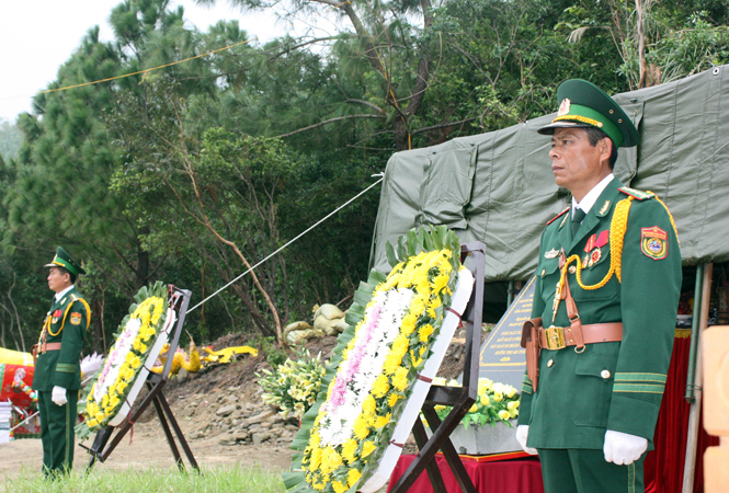Ảnh 2 : Cán bộ, chiến sỹ BĐBP tỉnh làm tốt nhiệm vụ bảo vệ khu mộ Đại tướng Võ Nguyên Giáp.