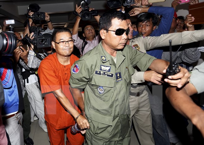 Cảnh sát áp giải ông Hong Sok Hour, thượng nghị sỹ đảng CNRP, tới tòa vì xuyên tạc tình hình biên giới với Việt Nam. Reuters/ TTXVN