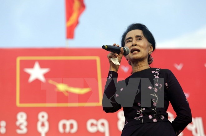 Chủ tịch Đảng NLD Aung San Suu Kyi phát biểu trong cuộc mít tinh tại Yangon ngày 1-11. (Ảnh: THX/TTXVN)