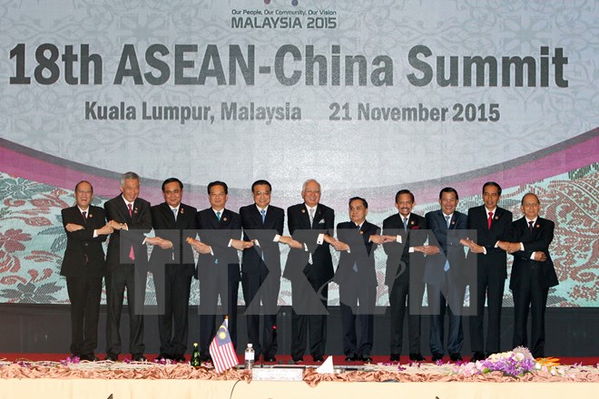 Thủ tướng Nguyễn Tấn Dũng và các nhà lãnh đạo dự Hội nghị Cấp cao ASEAN- Trung Quốc lần thứ 18 chụp ảnh chung. (Ảnh: Đức Tám/TTXVN)