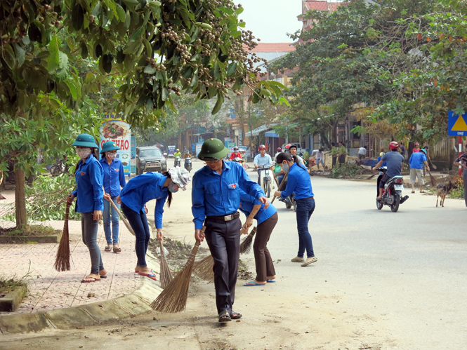 ĐVTN huyện Minh Hóa làm vệ sinh môi trường.