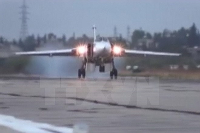 Máy bay Sukhoi Su-24M của Nga hạ cánh xuống sân bay quân sự Hmeymim, gần thành phố Latakia ngày 15-10 vừa qua. (Ảnh: Reuters/TTXVN)