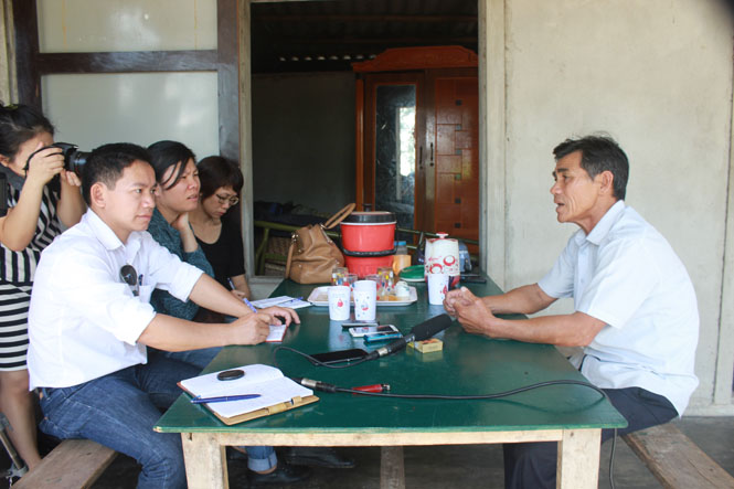 Các phóng viên đang trao đổi với người dân Quảng Trị về sáng kiến “Dân chấm điểm”