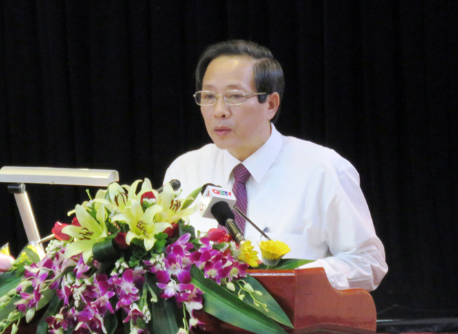 Đồng chí Hoàng Đăng Quang, Bí thư Tỉnh ủy, Trưởng đoàn đại biểu Quốc hội tỉnh phát biểu kết luận hội nghị.