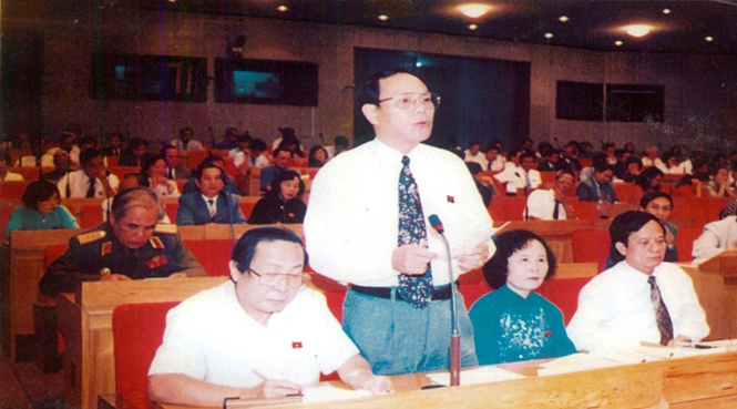 Ông Phan Lâm Phương, ĐBQH Quảng Bình tham luận tại kỳ họp thứ 7, Quốc hội khóa IX.