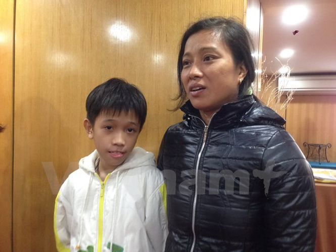 Bé Trình Công Hải và mẹ tại buổi họp mặt bệnh nhân suy giảm miễn dịch tiên phát Việt Nam lần thứ 1. (Ảnh:T.G/Vietnam+)