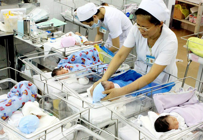 Chăm sóc trẻ sơ sinh ở Bệnh viện Phụ sản Từ Dũ (thành phố Hồ Chí Minh. (Ảnh: Dương Ngọc/TTXVN)