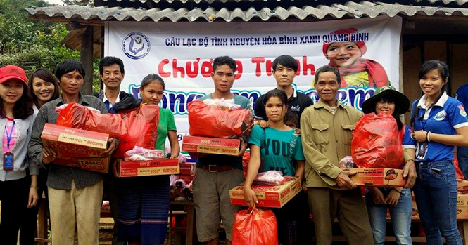 Các tình nguyện viên của CLB Hòa Bình Xanh Quảng Bình trao quà cho các hộ dân ở bản Khe Cáy, xã Trọng Hóa, huyện Minh Hóa