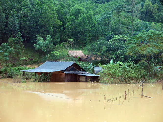 Nước lũ ngập nhà dân ở thôn Thanh Long, xã Hóa Thanh.