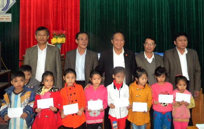 Thứ trưởng Trương Minh Tuấn tặng cho đội ngũ thầy và trò ở Trường tiểu học Thanh Thạch.