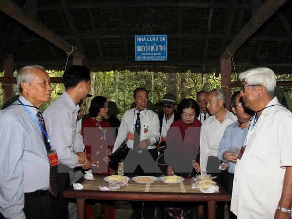 Các đại biểu thăm nhà làm việc của cố Luật sư Nguyễn Hữu Thọ, nguyên Chủ tịch Mặt trận Dân tộc Giải phóng miền Nam tại căn cứ. (Ảnh: Lê Đức Hoảnh/TTXVN)