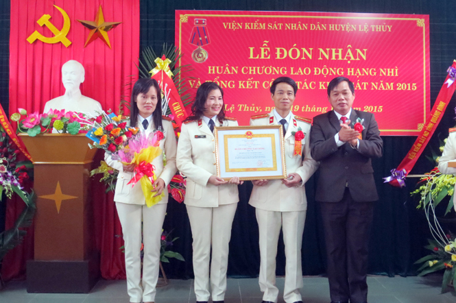 Đồng chí Nguyễn Quang Năm, Bí Thư huyện ủy, Chủ tịch HĐND huyện trao huân chương Lao động hạng Nhì cho tập thể VKSND huyện Lệ Thủy.