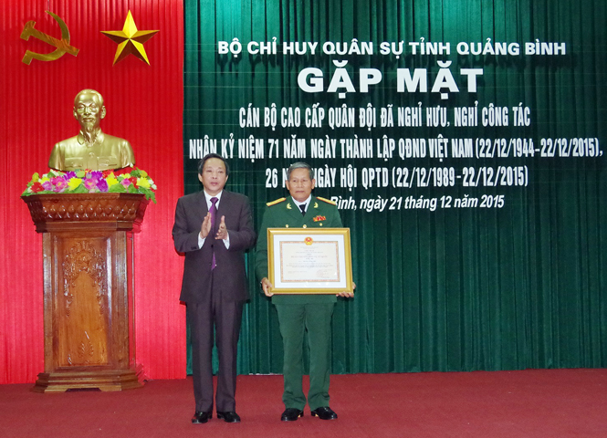 Đồng chí Hoàng Đăng Quang, Bí thư Tỉnh ủy, Trưởng đoàn đại biểu Quốc hội tỉnh, trao Huân chương Bảo vệ Tổ quốc hạng Nhất cho cán bộ cao cấp Quân đội nghỉ hưu tại buổi gặp mặt.