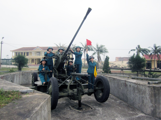 Đại đội nữ pháo phòng không 37 ly dân quân thường trực thành phố Đồng Hới trong giờ luyện tập.