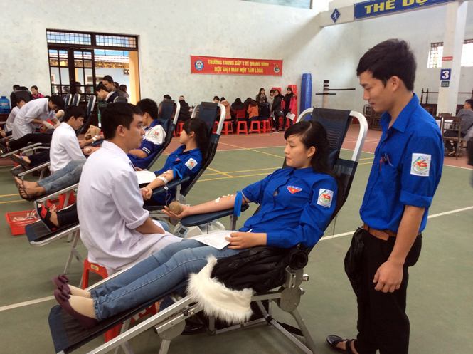 Hoạt động hiến máu tình nguyện luôn thu hút đông đảo cán bộ, giáo viên và học sinh Trường trung cấp Y tế Quảng Bình tham gia.
