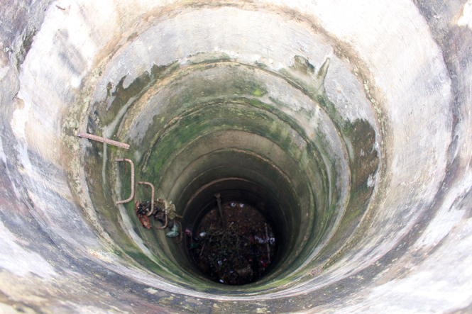 Giếng nước nhà trường cạn trơ đáy, từ lâu đã không còn sử dụng được.