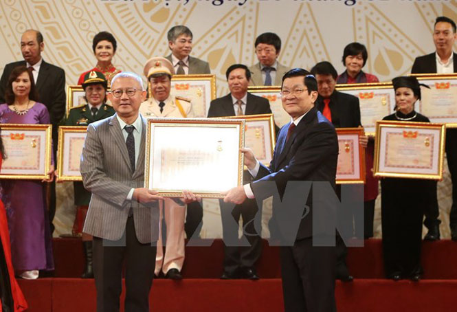 Chủ tịch nước Trương Tấn Sang trao tặng danh hiệu Nghệ sỹ Nhân dân cho các nghệ sỹ. (Ảnh: Nguyễn Khang/TTXVN)