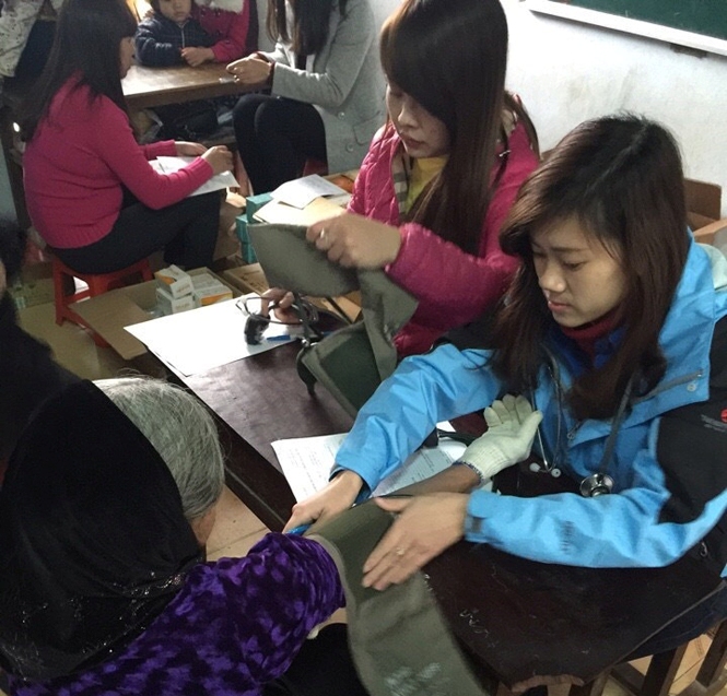 Đoàn viên thanh niên thị xã Ba Đồn tổ chức tư vấn, khám và cấp phát thuốc miễn phí cho bà con hộ nghèo ở thôn Tân Sơn, xã Quảng Sơn