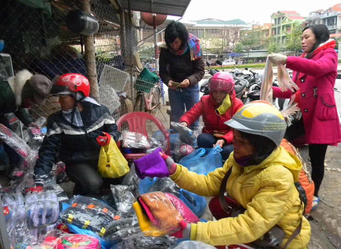 Người dân thành phố Đồng Hới đổ xô đi mua quần, áo ấm để mặc.