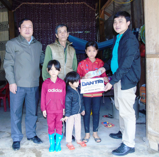 Đại viện phóng viên Báo Dân trí và chính quyền địa phương trao tiền cho ba chị em mồ côi ở xã Hóa Thanh