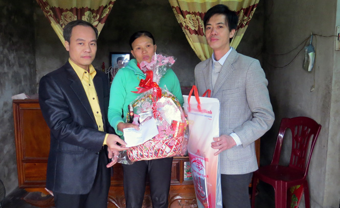 Đại diện lãnh đạo Báo Quảng Bình và Công ty CP Vận tải Phú Hoàng trao quà và tiền hỗ trợ cho chị Tưởng Thị Qúy.