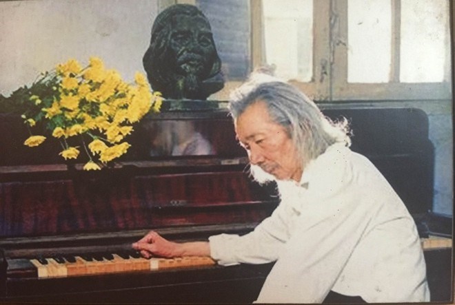 Bức ảnh nhạc sỹ Văn Cao bên piano do nhiếp ảnh gia Lê Quang Châu chụp.