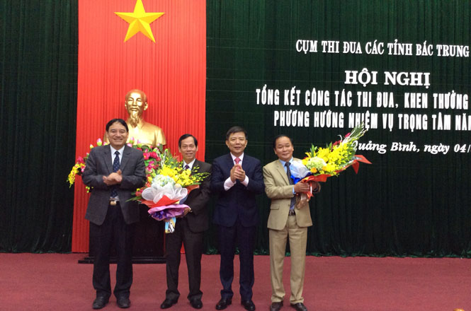 Đồng chí Nguyễn Hữu Hoài và đồng chí Nguyễn Đắc Vinh tặng hoa cho đơn vị đảm nhận vai trò Cụm trưởng năm 2016 và đơn vị dẫn đầu Cụm thi đua năm 2015.