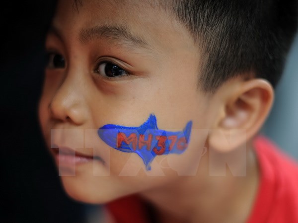 Người thân của các nạn nhân trên chiếc máy bay MH370 tham gia lễ tưởng niệm hai năm ngày máy bay mất tíc. (Nguồn: AFP/TTXVN)