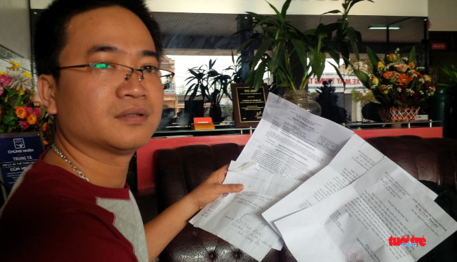  Ông Bùi Minh Tuấn với chồng đơn thư khiếu nại gửi cho VTV về gần 20 lần vi phạm bản quyền được ông ghi lại  - Ảnh: Quốc Nam
