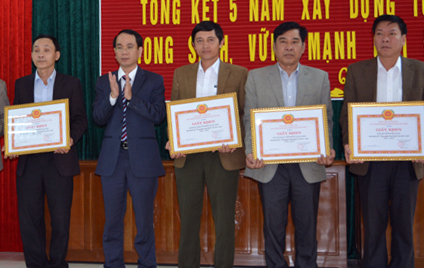 Đồng chí Bí thư Huyện ủy Quảng Ninh tặng giấy khen cho các tập có thành tích xuất sắc công tác xây dựng Đảng.