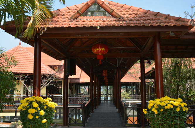 Nhà rường tại quán cà phê Thạch Thảo được nhiều người khen ngợi.