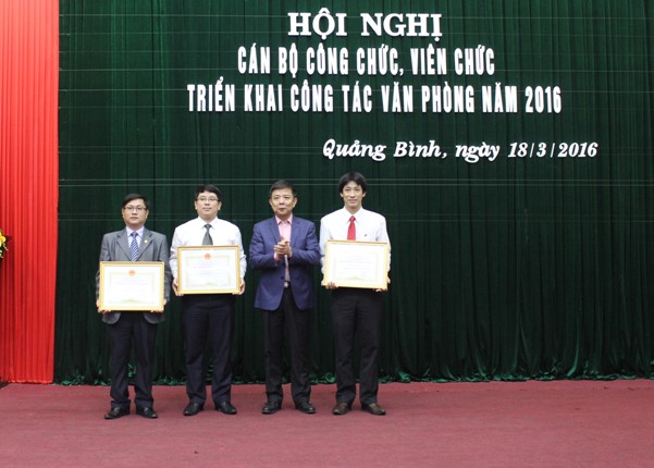 Đ/c Nguyễn Hữu Hoài, Phó Bí thư Tỉnh ủy, Chủ tịch UBND tỉnh tặng danh hiệu tập thể lao động xuất sắc cho 3 tập thể của Văn phòng UBND tỉnh