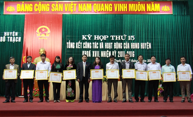 Đồng chí Trần Quang Vũ, Chủ tịch UBND huyện trao giấy khen cho các tập thể, cá nhân có nhiều thành tích xuất sắc trong hoạt động của HĐND nhiệm kỳ qua.