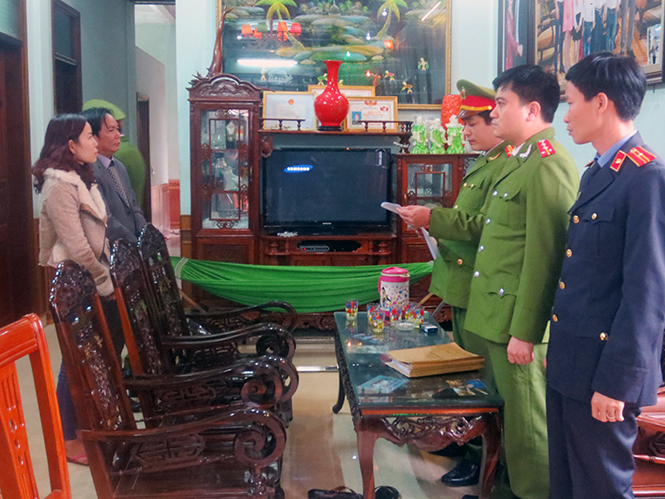 Cơ quan cảnh sát điều tra Công an tỉnh tống đạt lệnh khởi tố vụ án hình sự, khởi tố bị can và khám xét nơi ở, nơi làm việc của ông Lê Quốc Văn, Giám đốc doanh nghiệp tư nhân Hiếu Trung (phường Đồng Sơn, TP.Đồng Hới) và kế toán của doanh nghiệp này là Lê Thị Thanh Hải về tội trốn thuế.