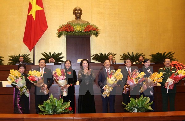 Chủ tịch Quốc hội Nguyễn Thị Kim Ngân tặng hoa chúc mừng bảy thành viên Ủy ban Thường vụ Quốc hội mới được bầu. (Ảnh: Phương Hoa/TTXVN)