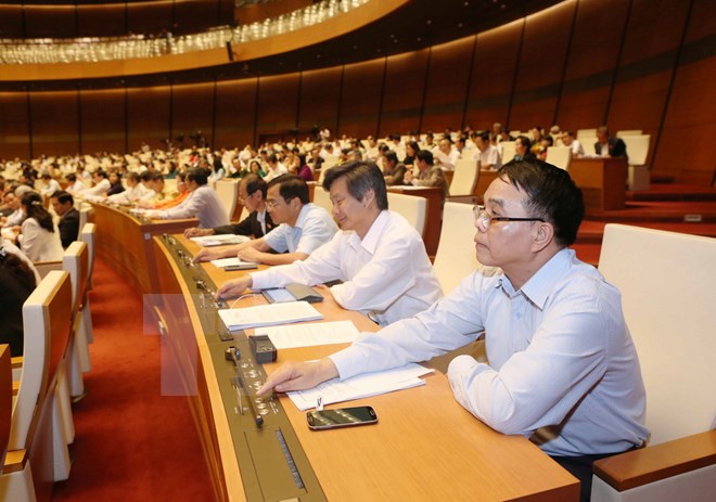 Các đại biểu Quốc hội biểu quyết thông qua Nghị quyết bầu một số Phó Chủ tịch Quốc hội và thành viên Ủy ban Thường vụ Quốc hội. (Ảnh: Phương Hoa/TTXVN)