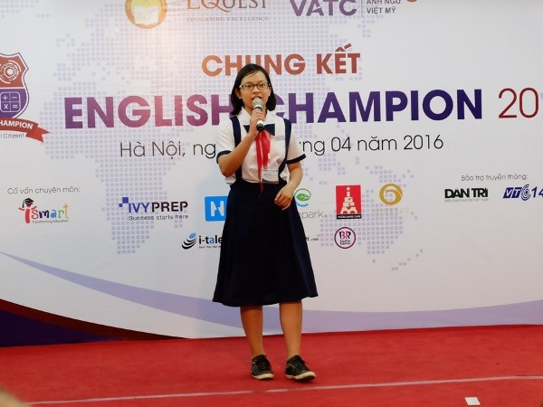 Thí sinh Phạm Trần Lan Khuê tự tin thuyết trình và giành giải nhất khối 7. (Ảnh: BTC)