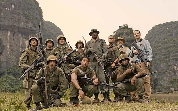Các diễn viên tham gia bộ phim trên phim trường ở Việt Nam (Nguồn: Entertainment Weekly)