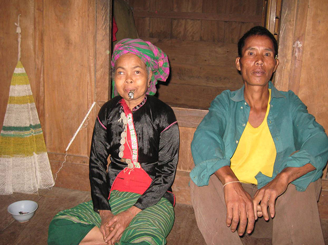 Một cặp vợ chồng người Khùa ở xã Dân Hóa (huyện Minh Hóa).