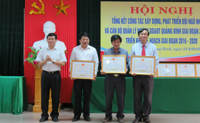 Đồng chí Trần Tiến Dũng, TUV, Phó Chủ tịch UBND tỉnh trao bằng khen cho các tập thể có thành tích xuất sắc.