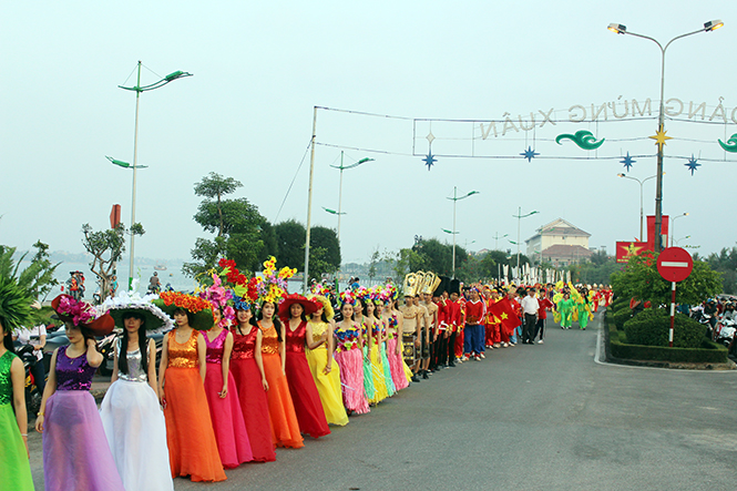Lễ hội diễu hành đường phố sẽ được thay thế bởi lễ hội cướp cù trong Tuần lễ Văn hóa - Du lịch 2016.