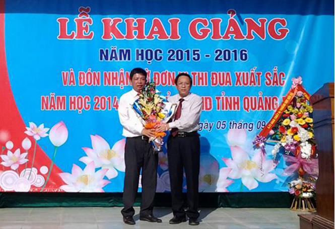  Đồng chí Hoàng Đăng Quang, Ủy viên Trung ương Đảng, Bí thư Tỉnh ủy, Chủ tịch HĐND tỉnh, Trưởng đoàn đại biểu Quốc hội tỉnh tặng hoa chúc mừng nhà trường tại lễ khai giảng năm học 2015-2016.